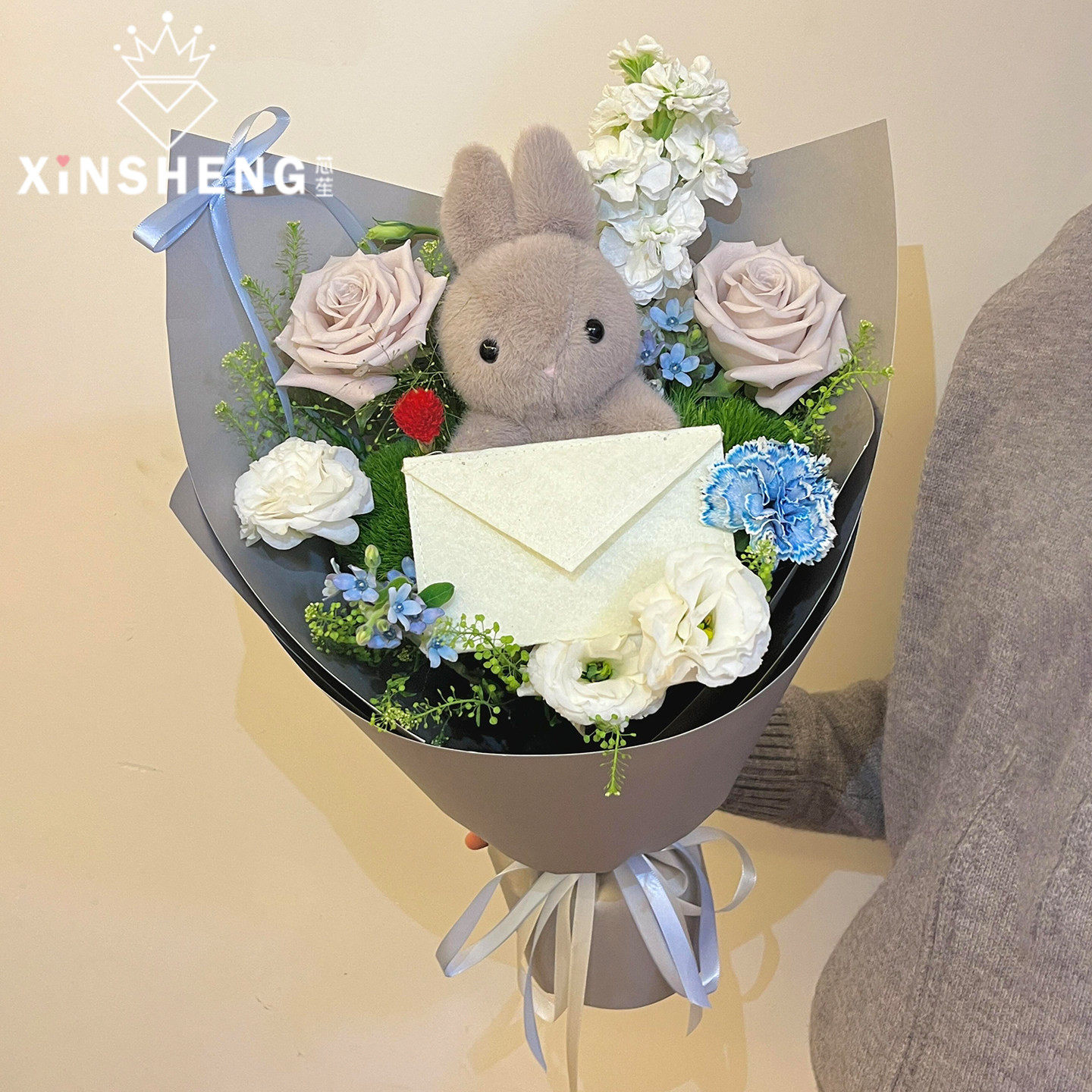芯苼 新品呆萌小兔鲜花束礼盒抱抱桶手工diy搭配可爱娃娃玩偶礼物