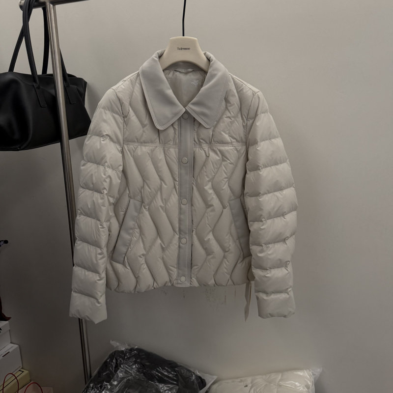 欧洲站时尚娃娃领短款羽绒服女2026冬季轻薄保暖白鸭绒外套小个子
