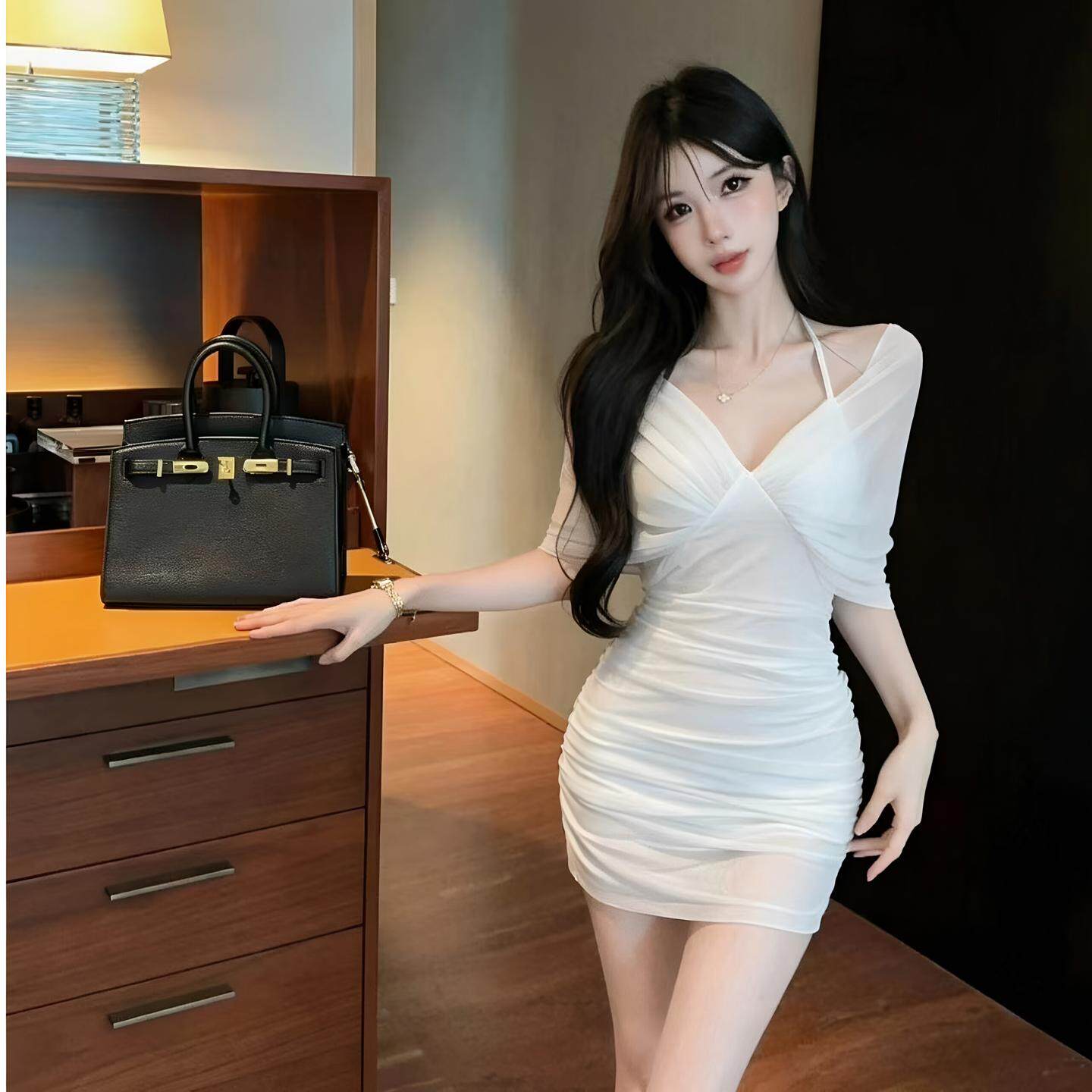 性感低胸挂脖连衣裙女新款夜店女装修身显瘦网纱褶皱包臀短款裙子