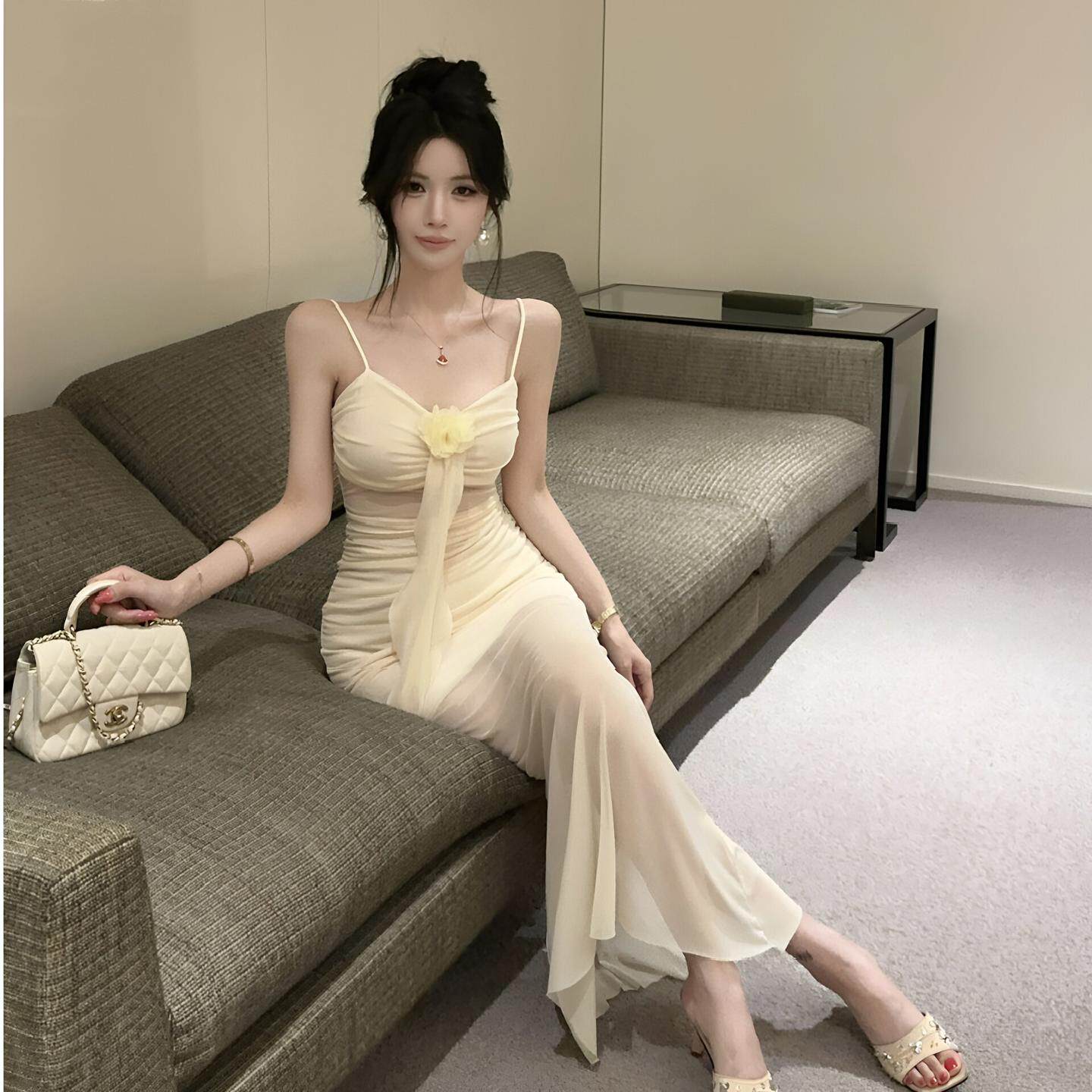 性感高级感吊带连衣裙露肩花朵装饰小礼裙修身网纱褶皱半透长裙子