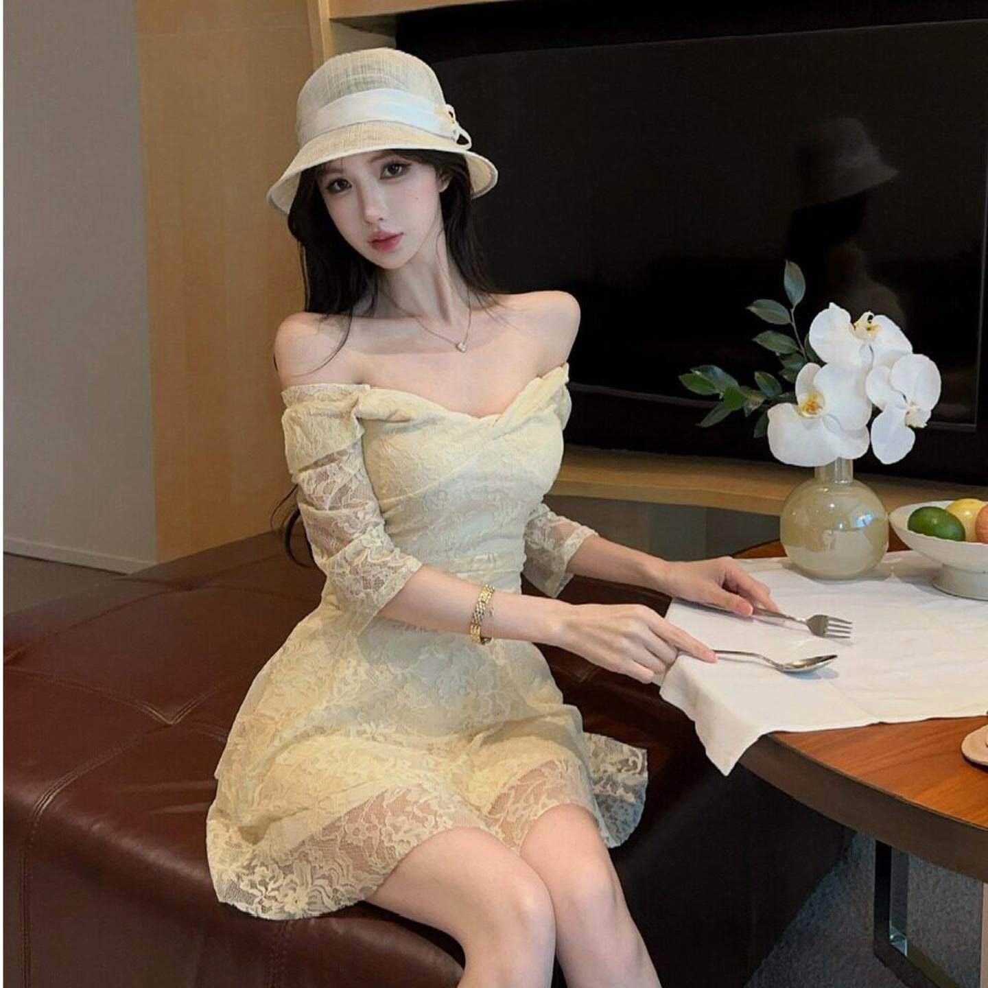 性感v领低胸辣妹气质蕾丝中袖连衣裙新款收腰显瘦夜场店上班衣服