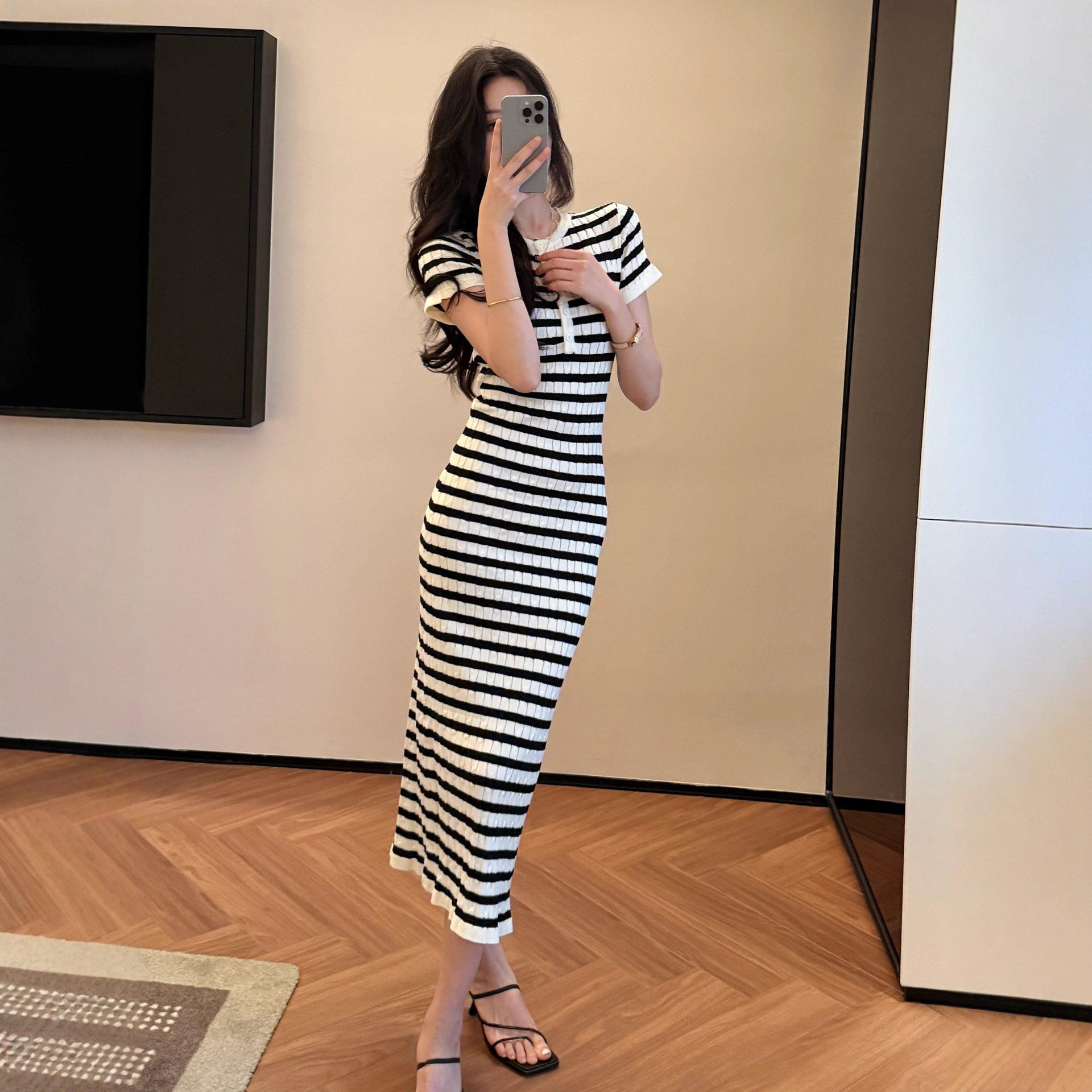 实拍重工肌理感麻花黑白条纹针织连衣裙气质收腰显瘦打底包臀