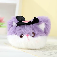 Плюшевая кошка сжимает мяч (ключ)