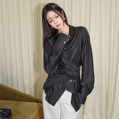 Three Quarters24秋季黑色缎感光泽不规则门襟收腰衬衫翻腰牛仔裤