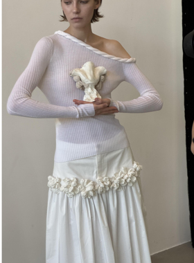 NONETONE 25AW秋冬新品 白色手工花朵装饰牛仔拼接百褶伞裙长裙