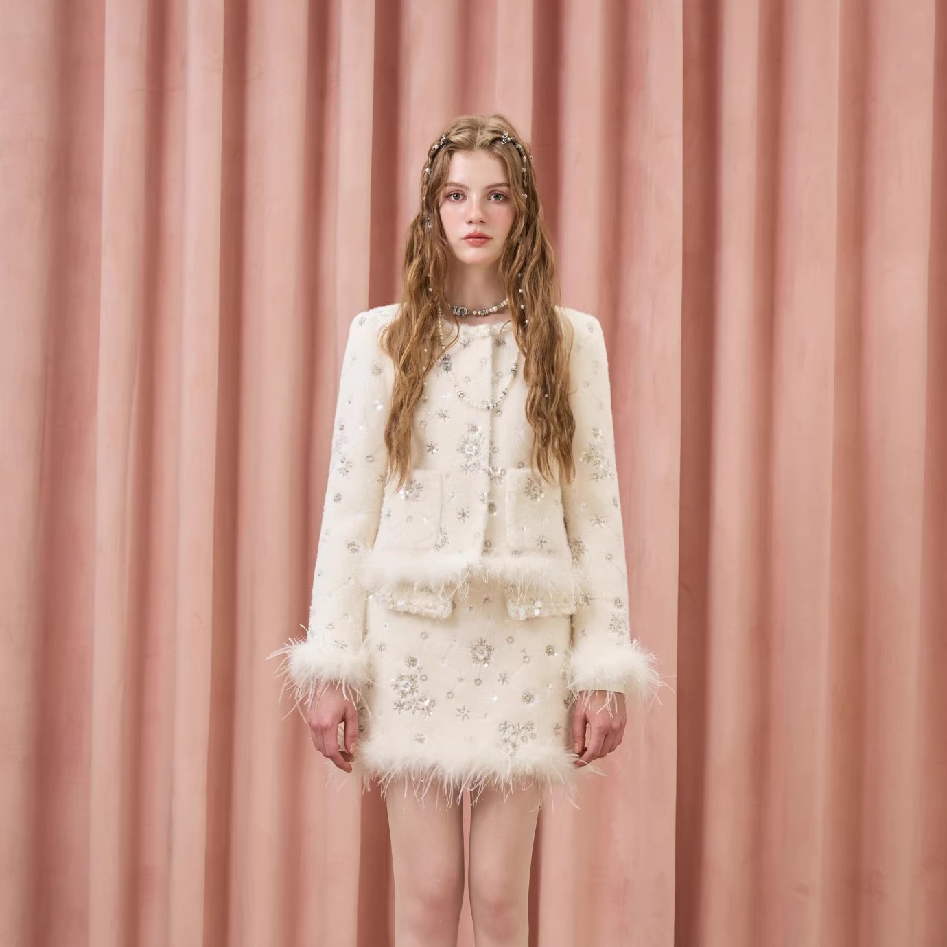 Three Quarters米色可拆卸鸵鸟毛重磅珠片绣花小香风棉服外套半裙