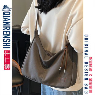 斜挎包大容量通勤2025秋冬新款休闲百搭小个子带拉链简约帆布包包