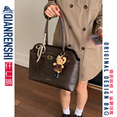 托特包硬挺立体女士大容量复古包包冬季 通勤包上课单肩ins邮差包