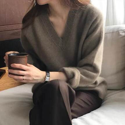 软糯秋冬新款韩版羊毛衫女士V领简约短款毛衣宽松慵懒针织打底衫
