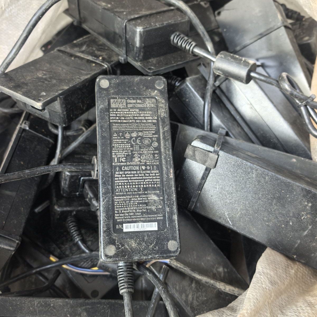 台湾明纬GST120A24-R7B台湾明纬电源适配器24V5