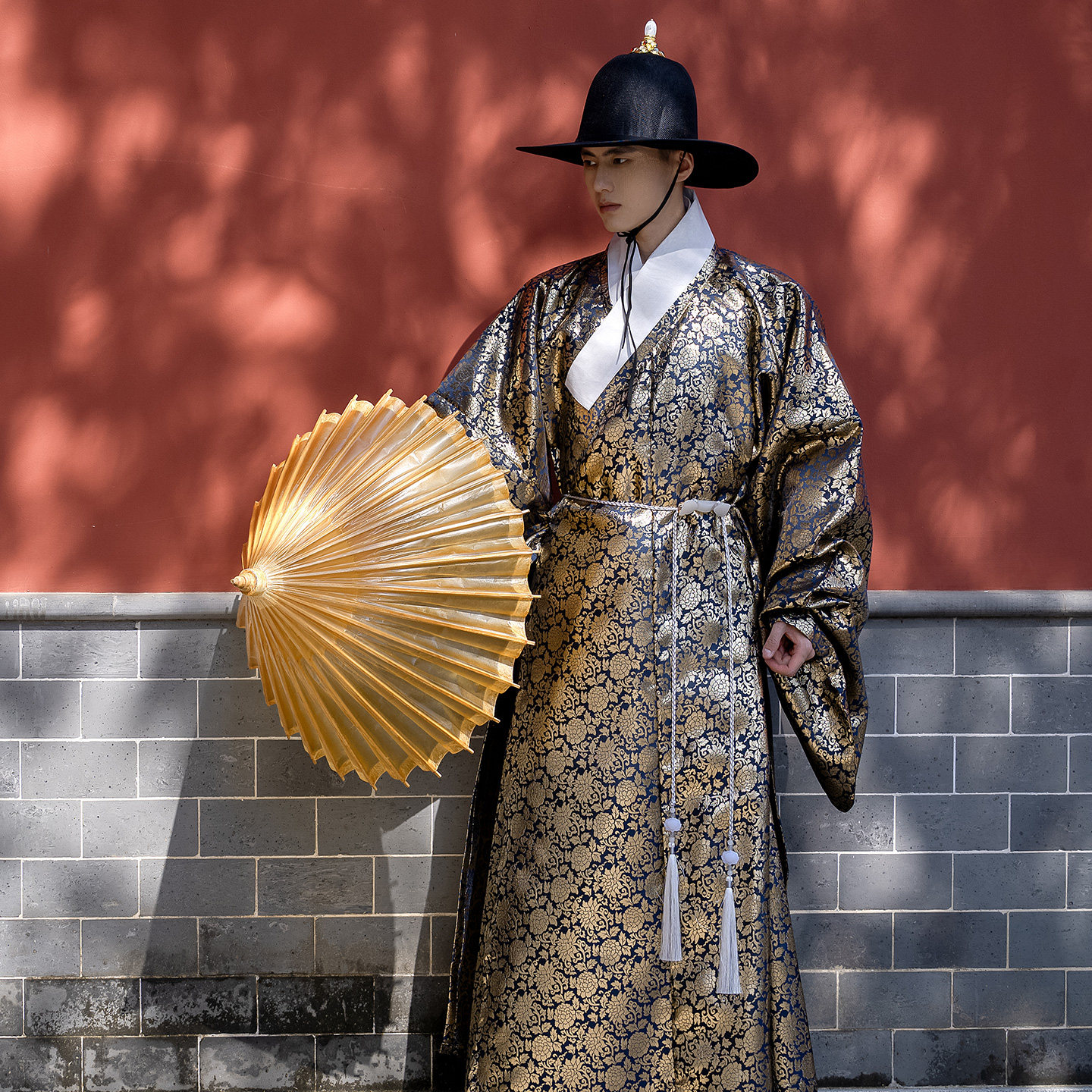 明制道袍织金缠枝醉仙桃纹演出服图片