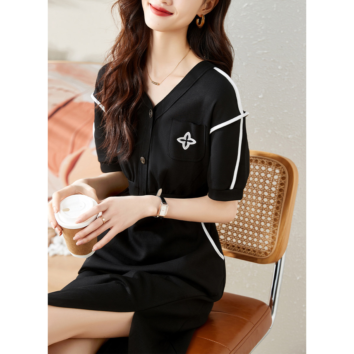 프렌치 니치 디자인 센스  가볍고 섬세하며 부드럽고 통기성이 뛰어난 대비 화이트 프렌치 슬릿 점프수트 QUN