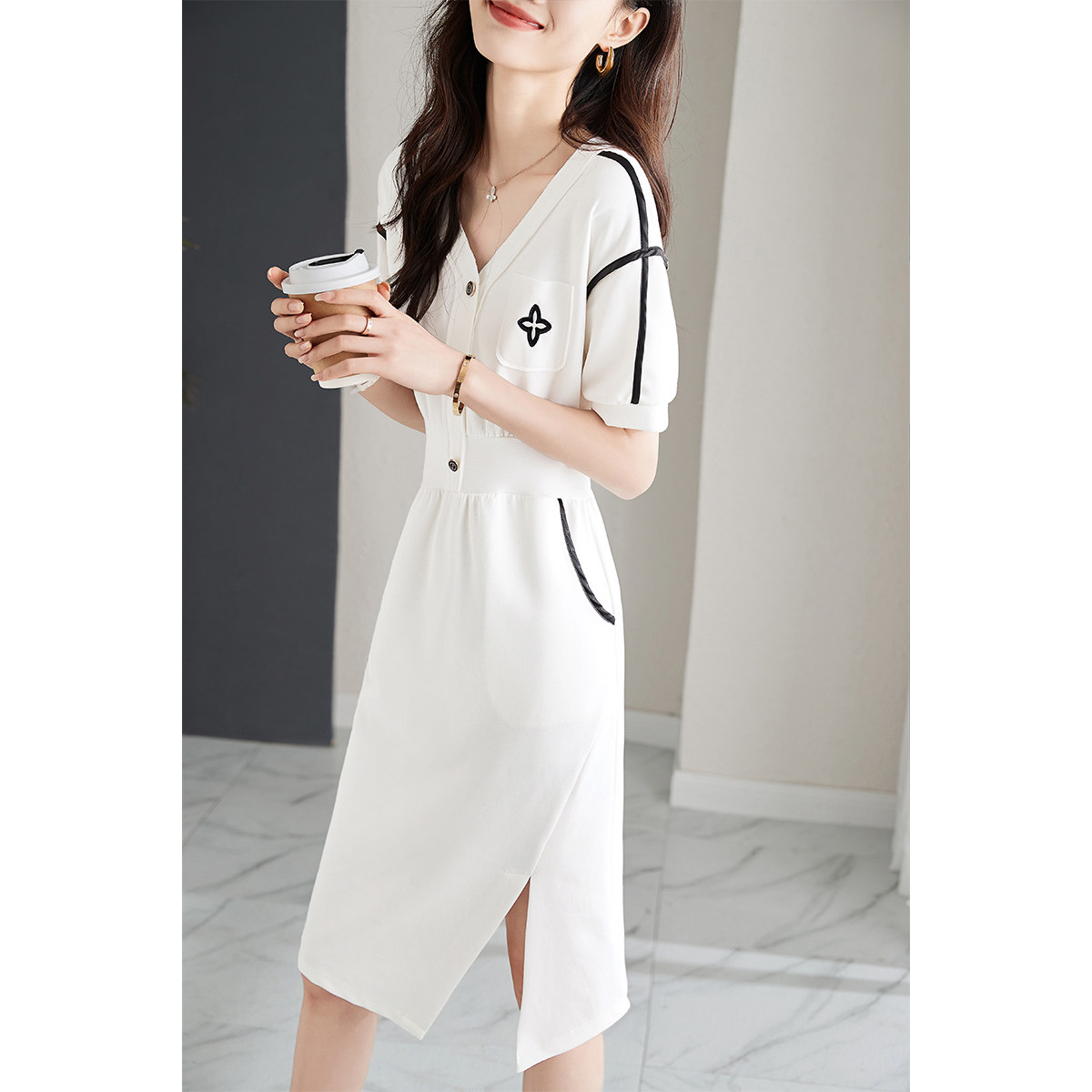 프렌치 니치 디자인 센스  가볍고 섬세하며 부드럽고 통기성이 뛰어난 대비 화이트 프렌치 슬릿 점프수트 QUN