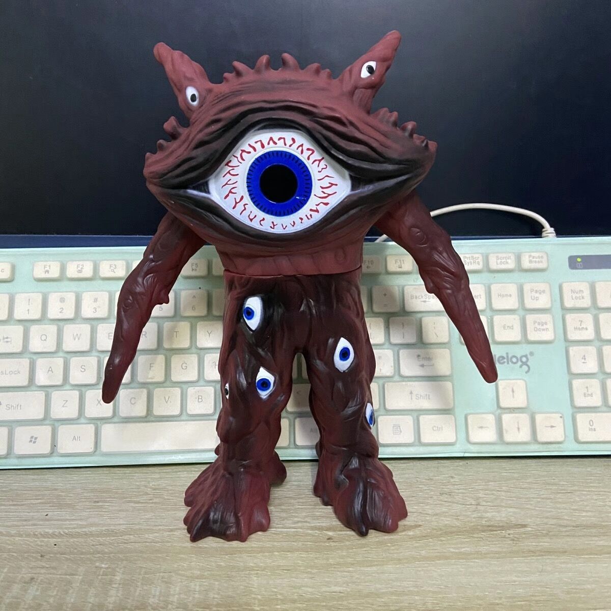 奇兽眼q佳恩加恩软胶怪兽