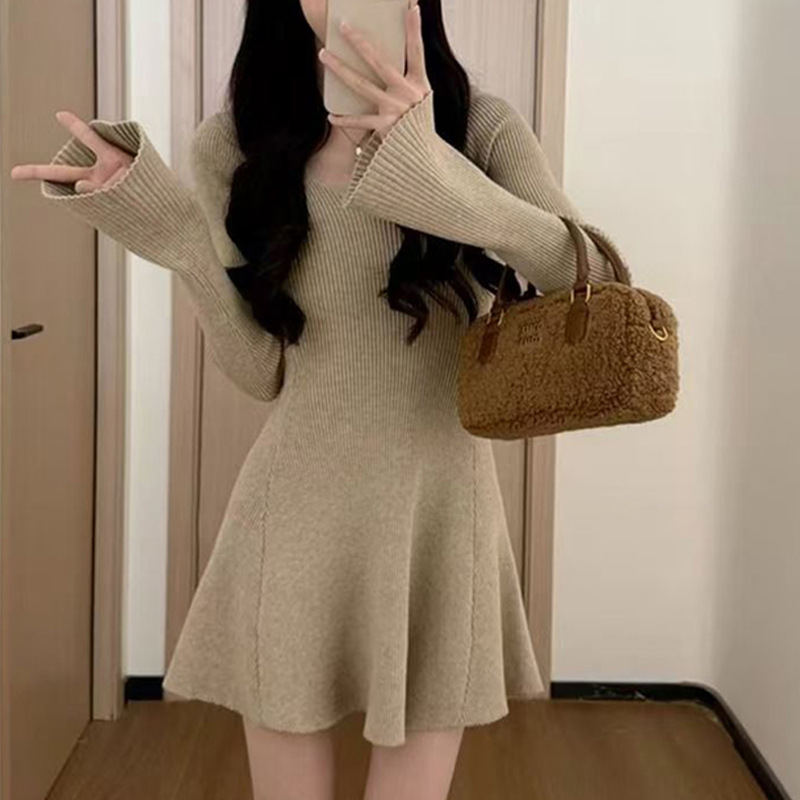 法式V领喇叭袖针织连衣裙秋冬新款打底裙修身显瘦气质内搭毛衣裙