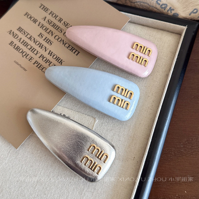 博主款M字母发夹女轻奢ins网红银色PU皮侧边刘海夹碎发弹簧夹发饰