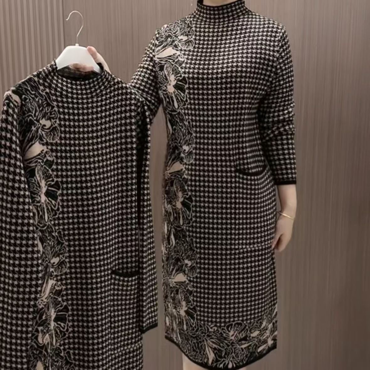 中老年千鸟格连衣裙女2025新款宽松大码遮肚半高领过膝裙