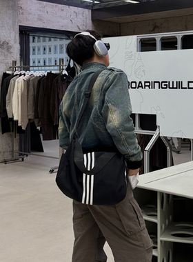 NIN暗黑系时髦街头日系单肩斜挎大容量休闲枕头托特挎包运动休闲