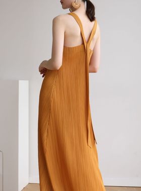 春之夏季高端褶皱显瘦气质通勤中长裙宽松腰吊带型连衣裙