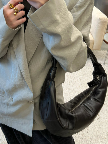 暗黑车缝线设计牛角包单肩包