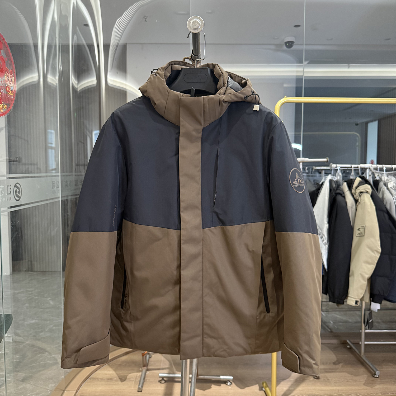 商场单90鹅绒时尚撞色连帽羽绒服