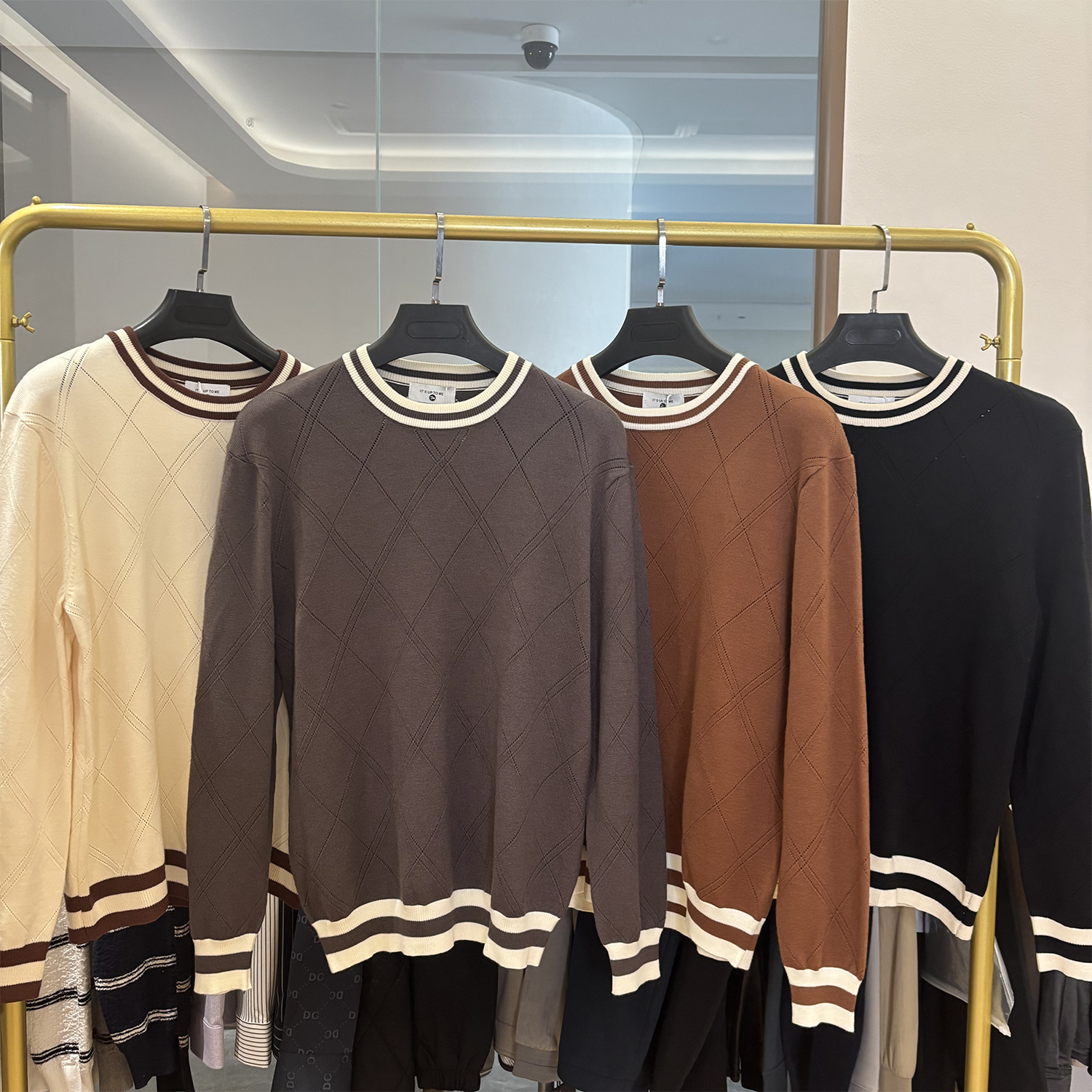 商场单学院风时尚撞色圆领针织衫