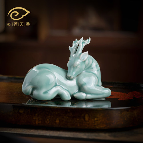 大师手工雕刻青瓷鹿茶宠摆件