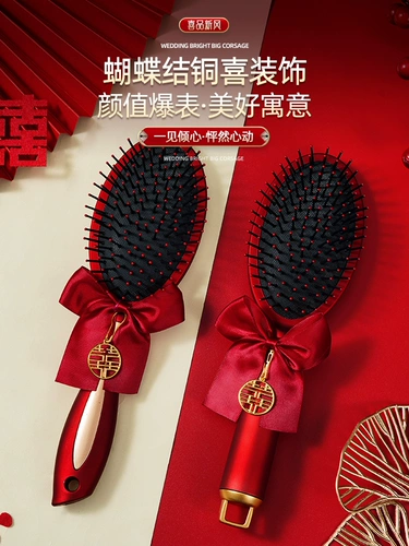 Расческа замужем за парой расческивания красного воздуха.