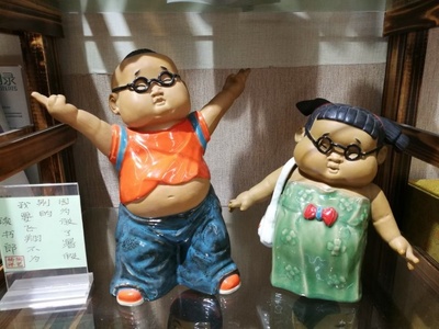 陶瓷学生同学男女朋友手工摆件