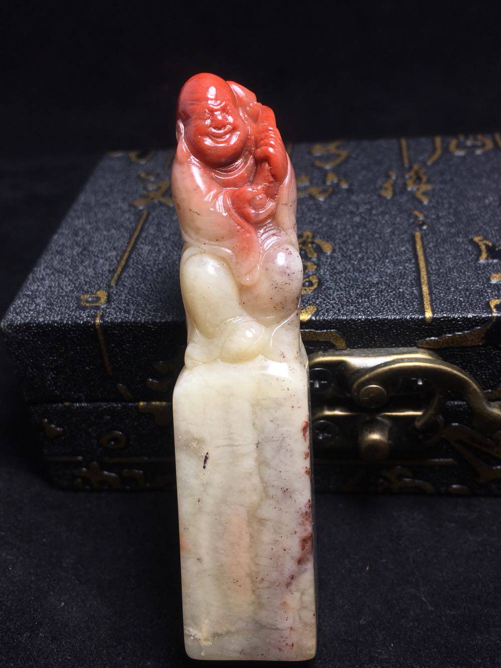 寿山石 老性俏色朱砂杜陵石 罗汉印章 持珠罗汉 尊者