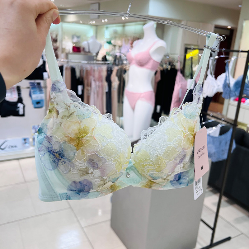 日本代购华歌尔女士拥抱内衣聚拢上托收副乳防下垂有钢圈性感胸罩