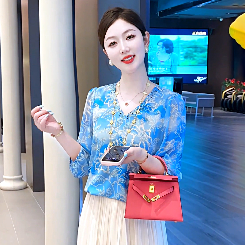现货 碧波花蕾~高级感气质V领百搭宽松蓝色印花T恤衬衫洋气上衣夏