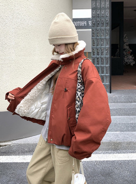 罗芬 故事面料女装官方实拍新红色羊羔毛翻领派克羽绒服外套女冬2