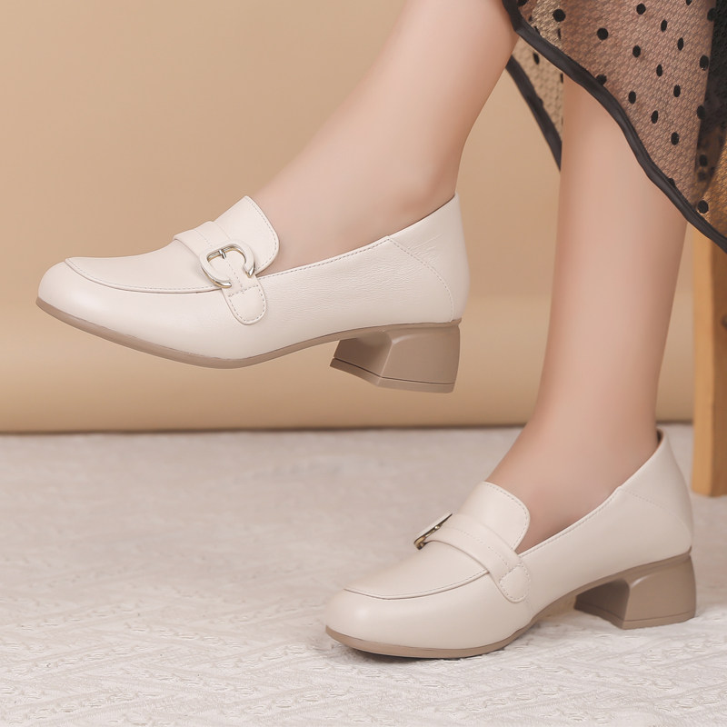 真皮软底妈妈鞋舒适防滑中年休闲皮鞋乐福鞋粗跟软皮单鞋大码女鞋