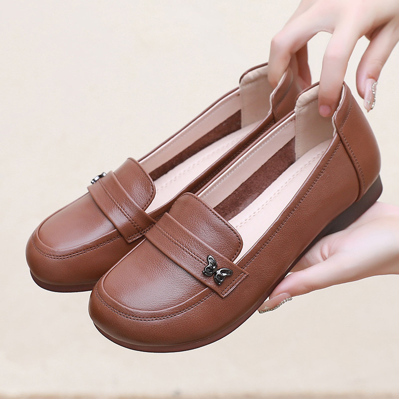 真皮软底妈妈鞋中老年新款防滑豆豆鞋女士休闲皮鞋大码女鞋41-43