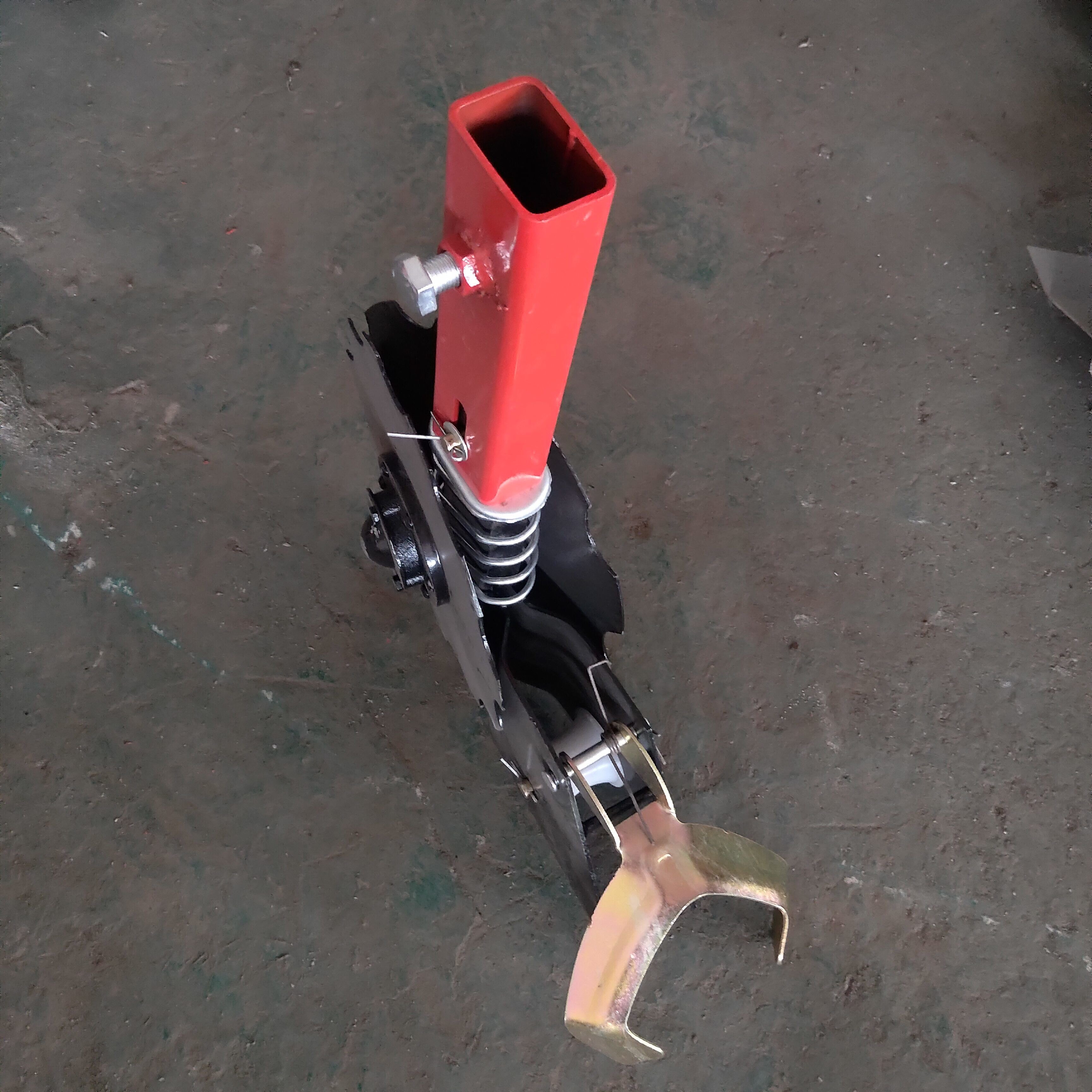 滴灌带开沟器滴灌架拉簧滴灌架子方管塑料套滴灌带架子圆盘开口器