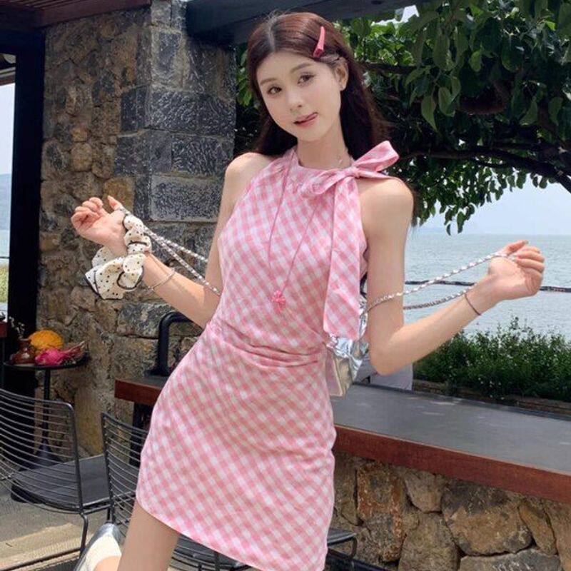粉色无袖挂脖连衣裙女2025夏季蝴蝶结绝美小个子海边度假包臀短裙