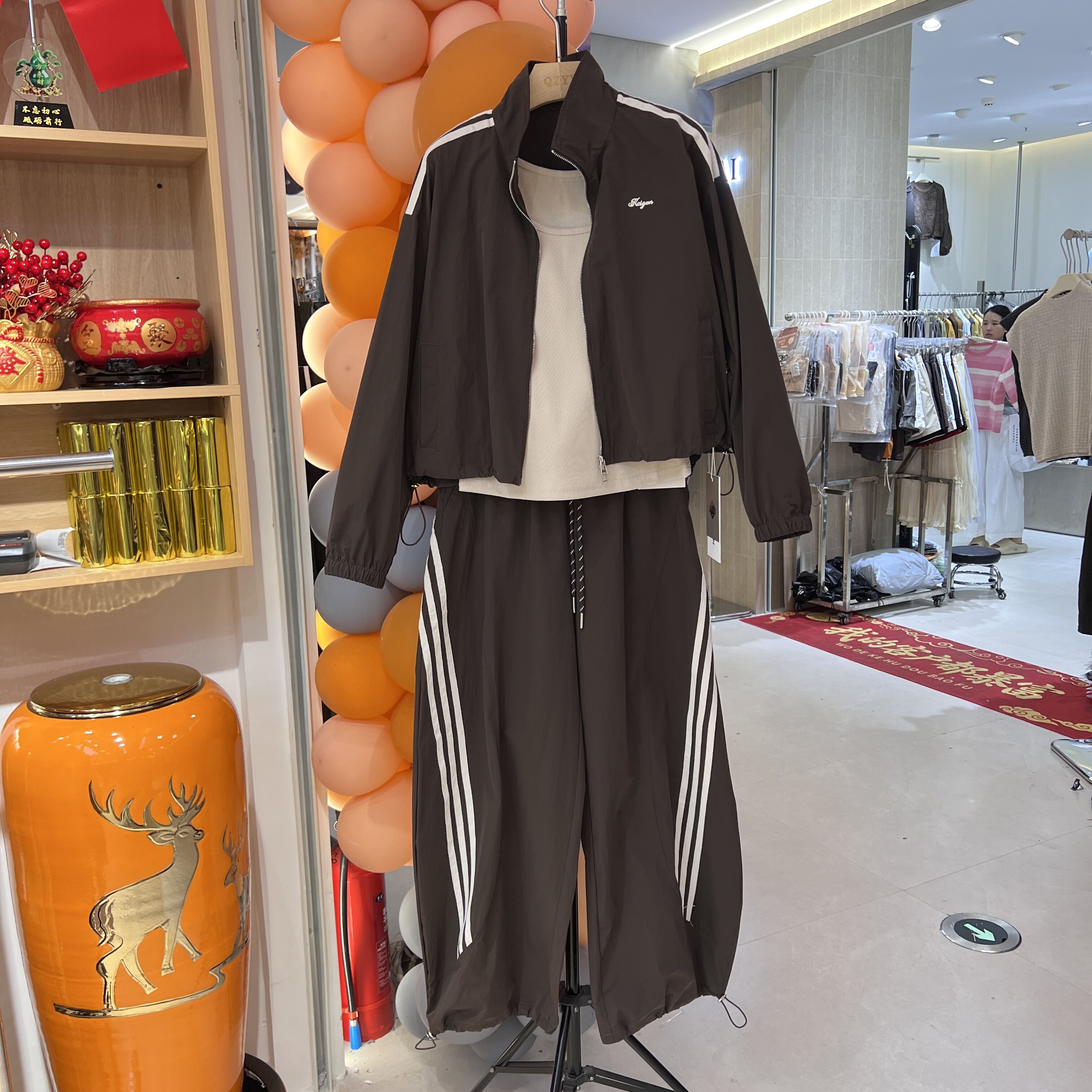 运动风套装女2026秋新款拉链外套条纹长裤三件套减龄百搭运动穿搭