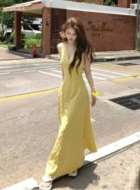 黄色格子V领挂脖吊带连衣裙女夏季多巴胺绝美修身温柔度假风长裙
