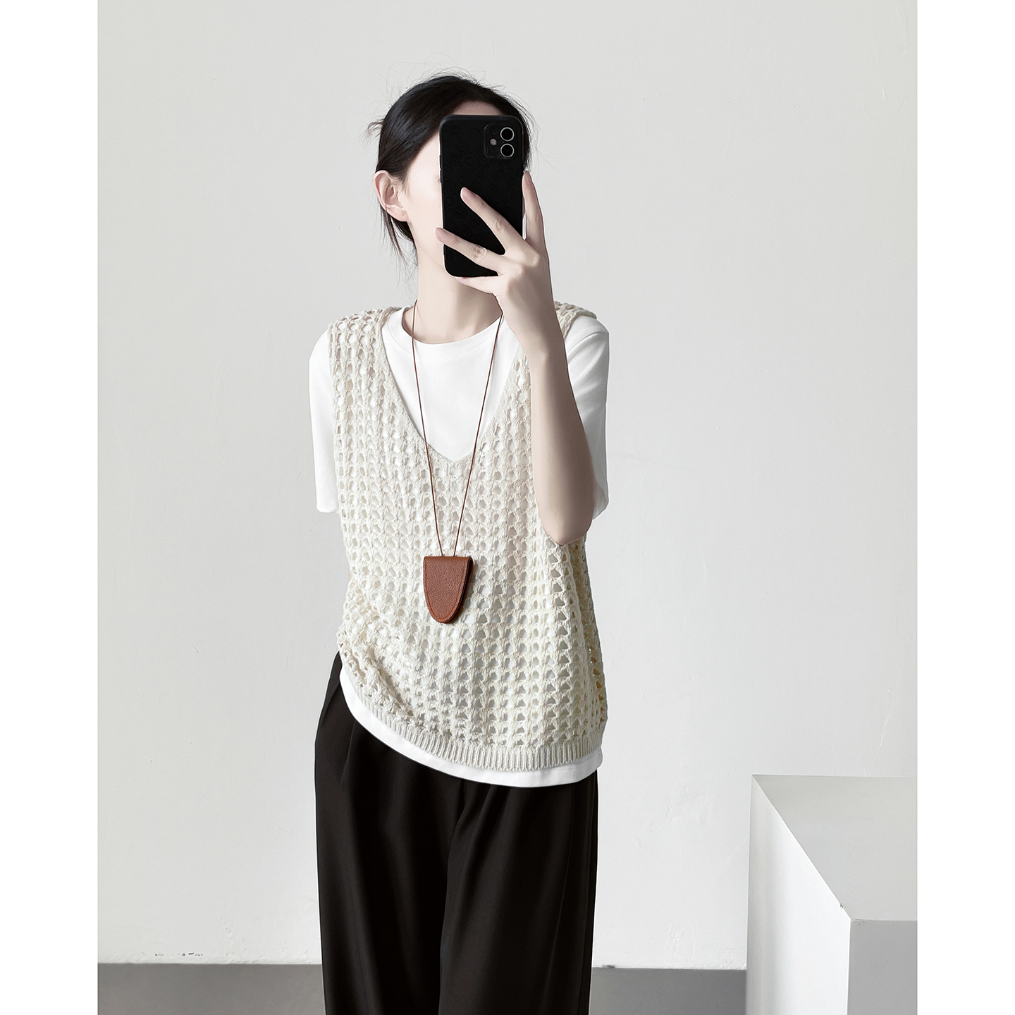 杏色V领镂空叠穿针织马甲