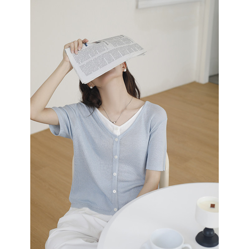 浅蓝色冰丝针织衫短袖女夏季薄款2026新款莱赛尔T恤假两件V领上衣