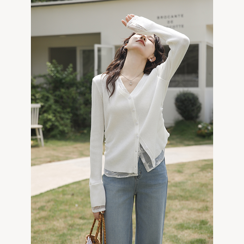 白色V领蕾丝拼接假两件针织衫