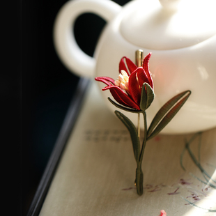 竹影林曦红色郁金香花朵胸针复古森女系缠花气质配饰新年战袍婚礼