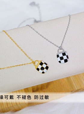 钛钢锁骨链黑白棋盘格吊坠项链
