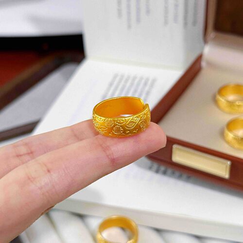 香港纪梵哲铜合金国潮风新款錾刻吉言莲花开口戒指女款仿真金富贵