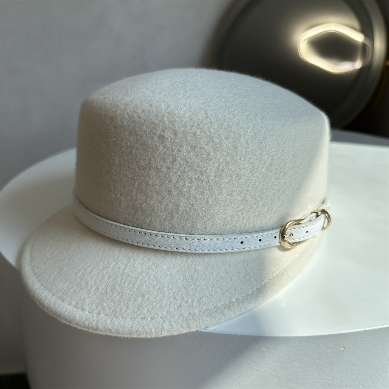 秋冬新款羊毛呢马术帽子女英伦短檐逛街秋冬季皮带平顶鸭舌礼帽