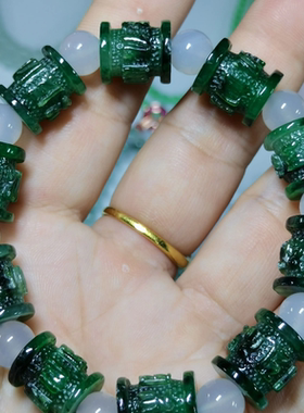 缅甸天然翡翠A货辣绿色桶珠男士手链尺寸13*11.8mm中间佩珠是玛瑙