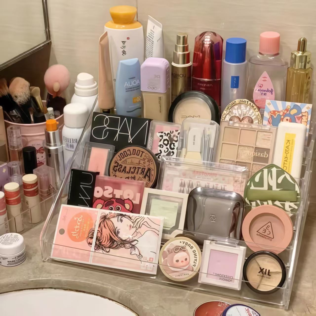 化妆品收纳盒梳妆台桌面阶梯式亚克力粉饼展示架眼影盘置物架