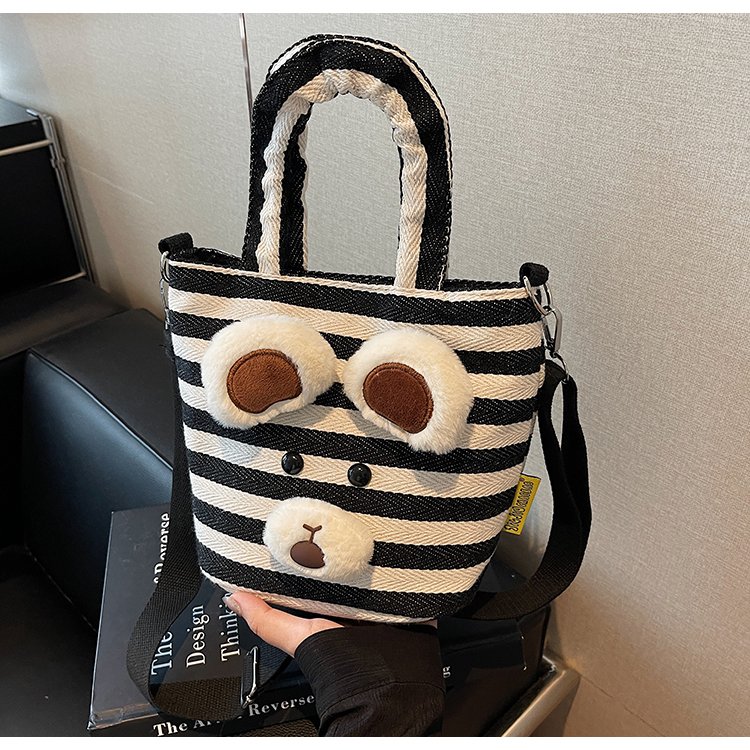 卡通小熊条纹帆布水桶包2025新款清新文艺手提斜挎包ins小包包女