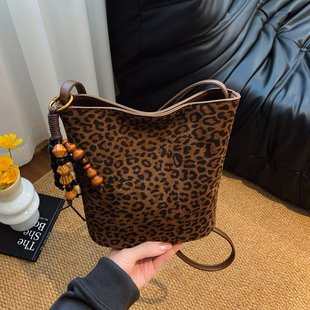 轻复古磨砂皮豹纹水桶包2026新款洋气小众设计质感秋冬斜挎包单肩